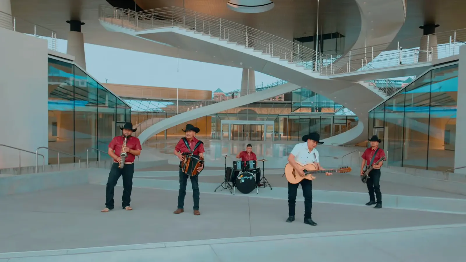 Los cinco integrantes de Estado Norteño tocando: sax, acordeón, batería, bajo quinto y bajo