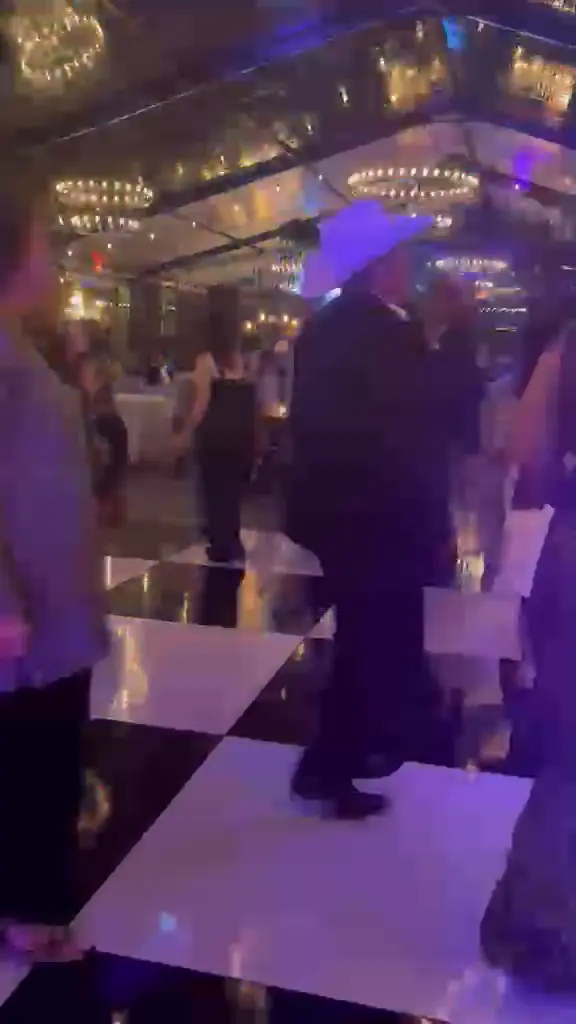 La misma pista llena de parejas bailando